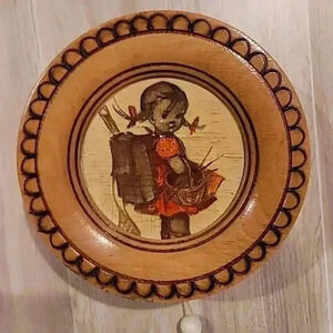 VINTAGE HUMMEL WALL HANGING PLAYS BRAHMS LULLABY